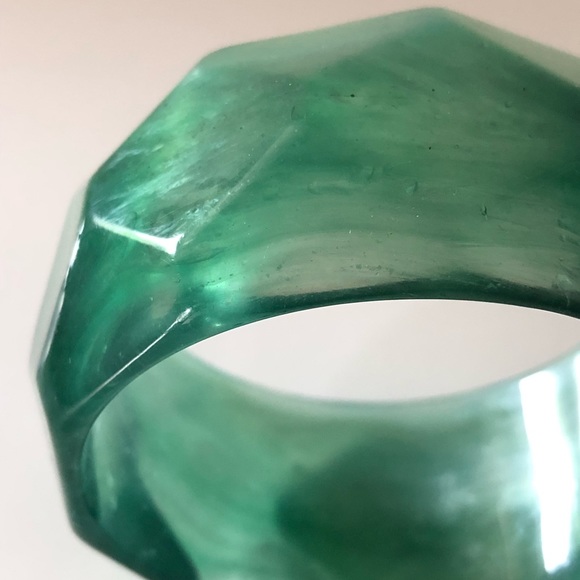 Vintage Lucite Acrylic Faceted Green Jade Like Bracelet - Picture 3 of 7